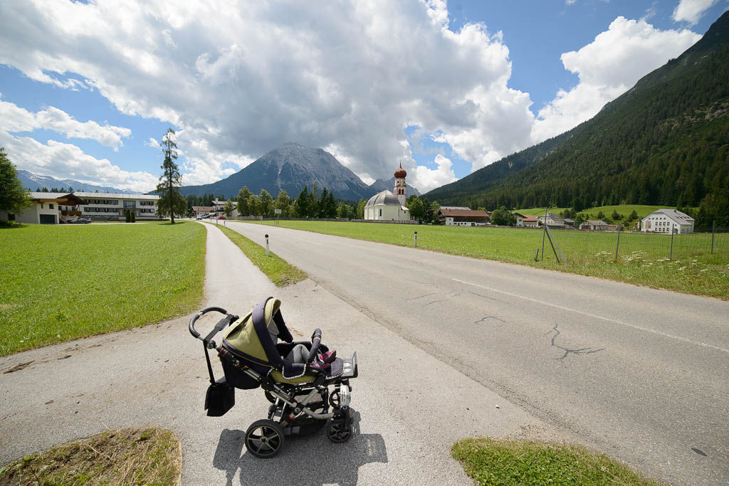 Kinderwagen in Leutasch in Kirchplatzl mit der Hohen Munde im Hintergrund
