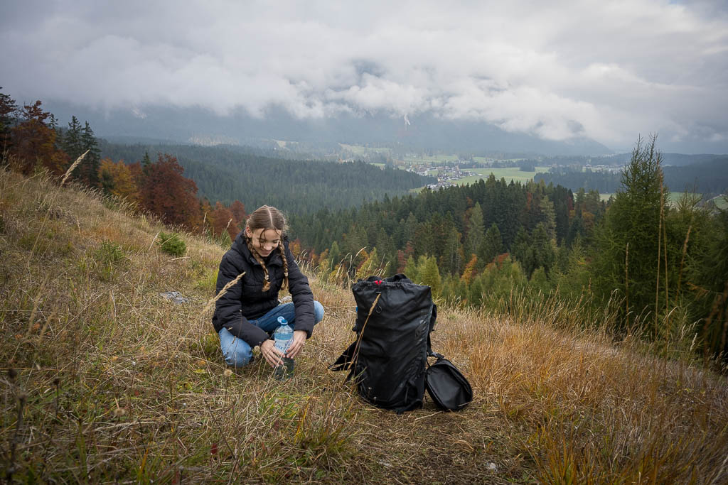 Ein Kind macht eine Trinkpause beim Aufstieg zur Hohen Munde