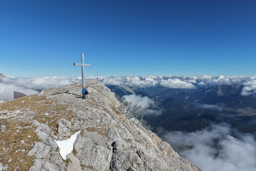Vater und Kind am Gipfelkreuz der Hohen Munde