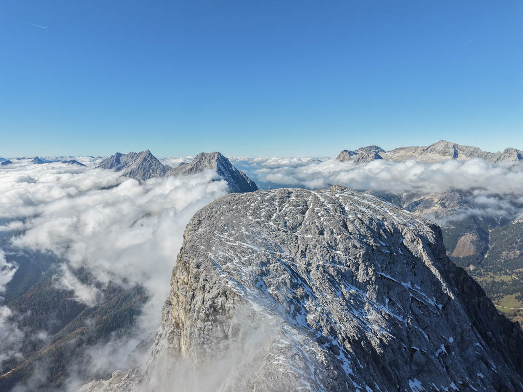 Drohnenaufnahme über dem Gipfel der Hohen Munde in den Wolken