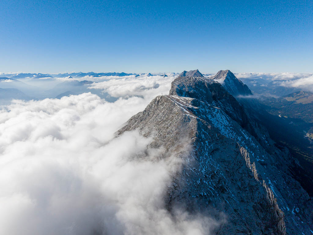 Drohnenaufnahme über dem Gipfel der Hohen Munde in den Wolken