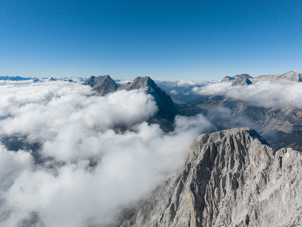 Drohnenaufnahme über dem Gipfel der Hohen Munde in den Wolken