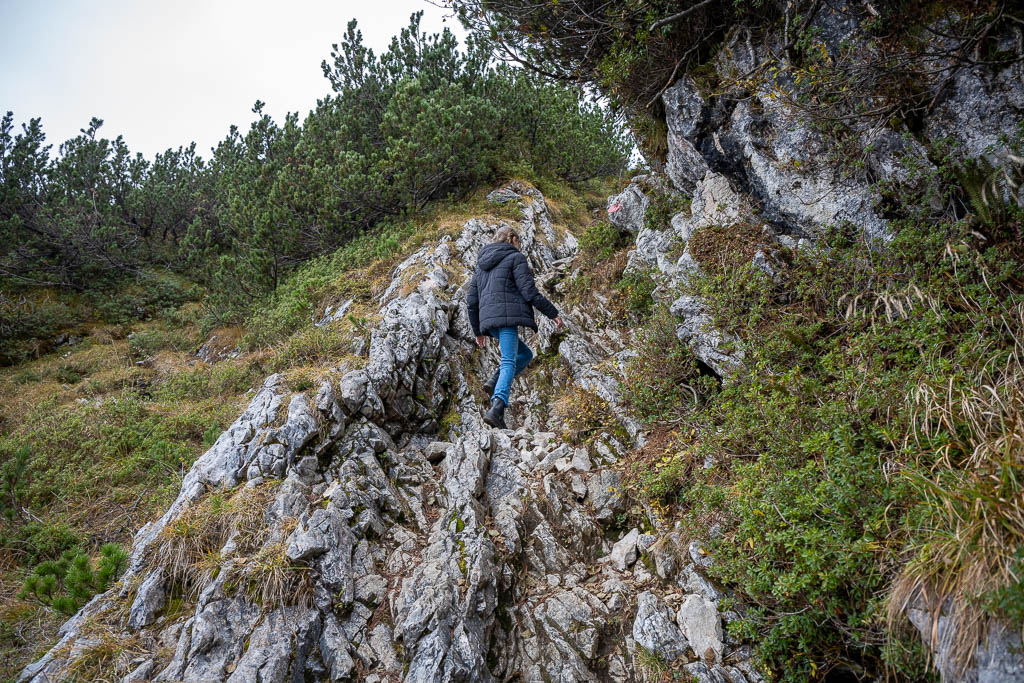 Ein Mädchen klettert auf dem Wanderweg zur Hohen Munde