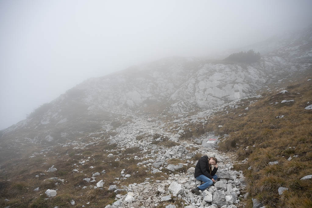 Erschöpftes Kind beim Aufstieg zur Hohen Munde