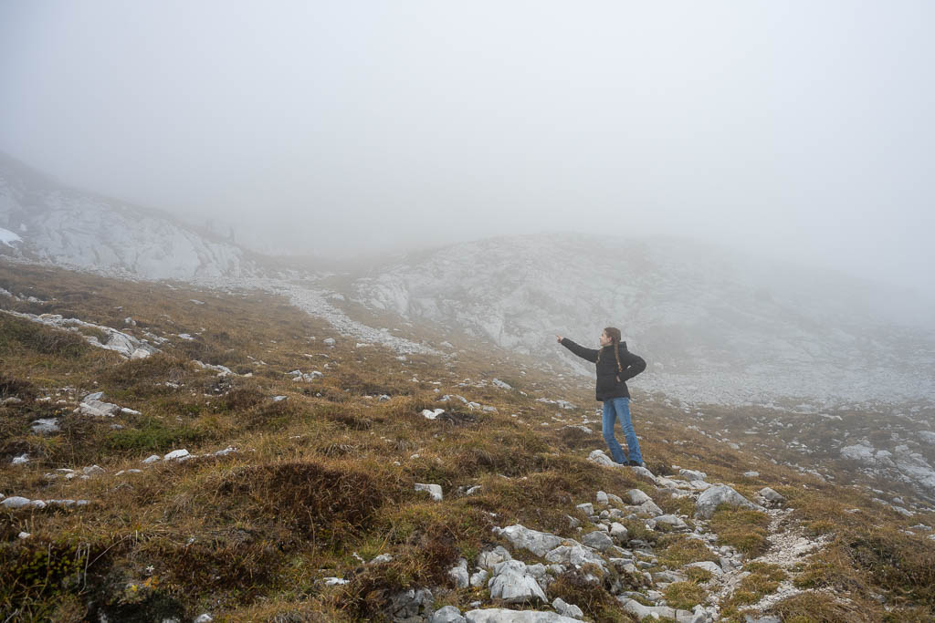 Ein Kind zeigt den Weg zur Hohen Munde