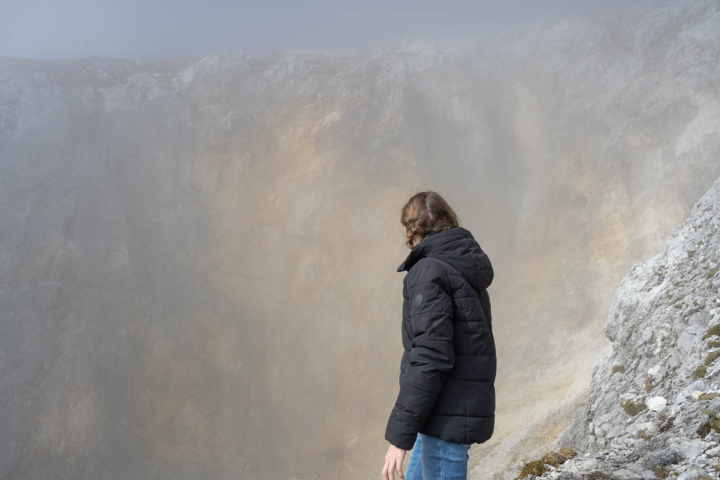 Ein gewaltiger Abhang entlang des Wanderweges