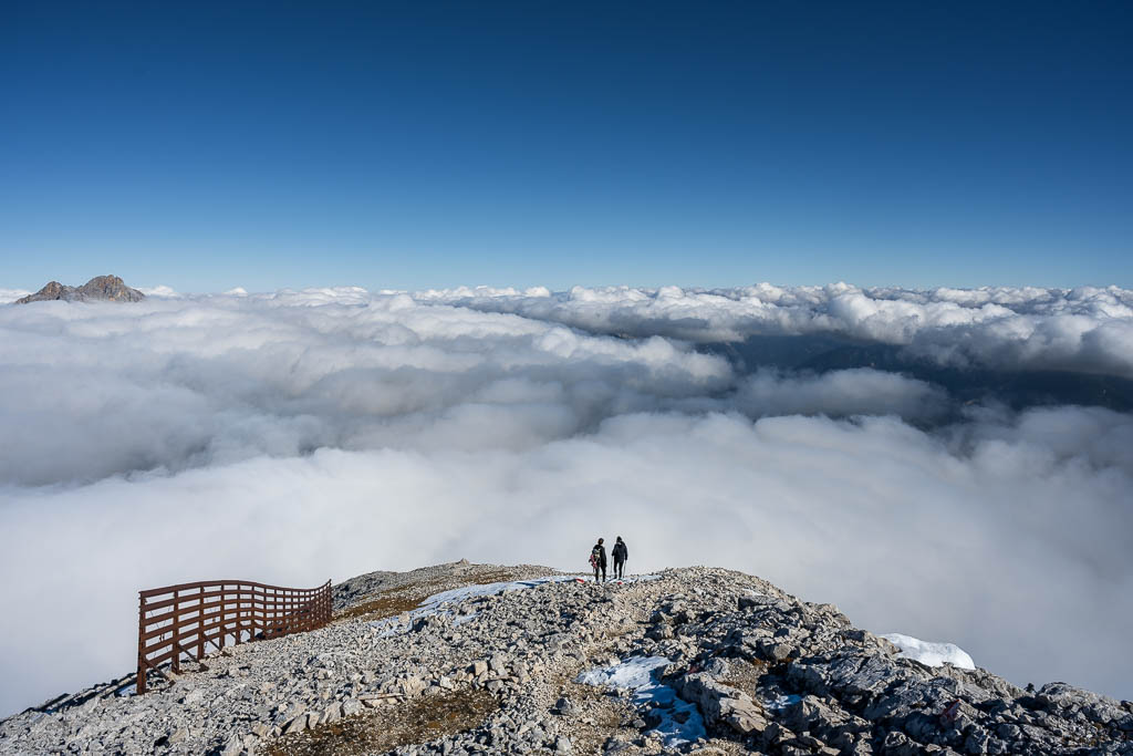 Zwei Wanderer über den Wolken auf dem Mundekopf