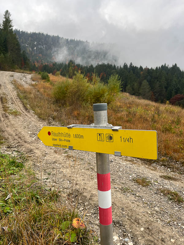 Ein Wanderschild als Wegweiser zur Rauthhütte