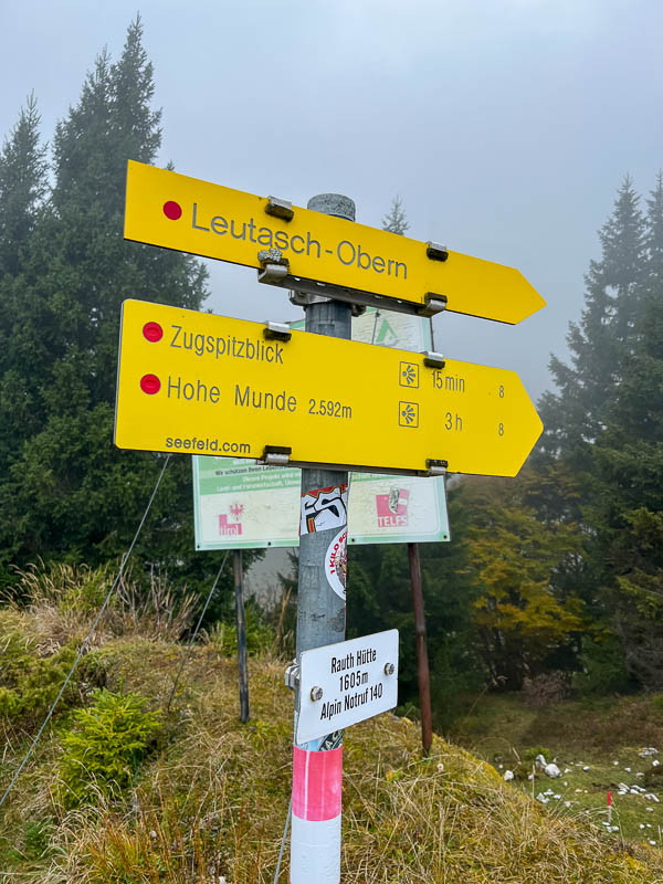 Ein Wanderschild als Wegweiser zur Hohen Munde