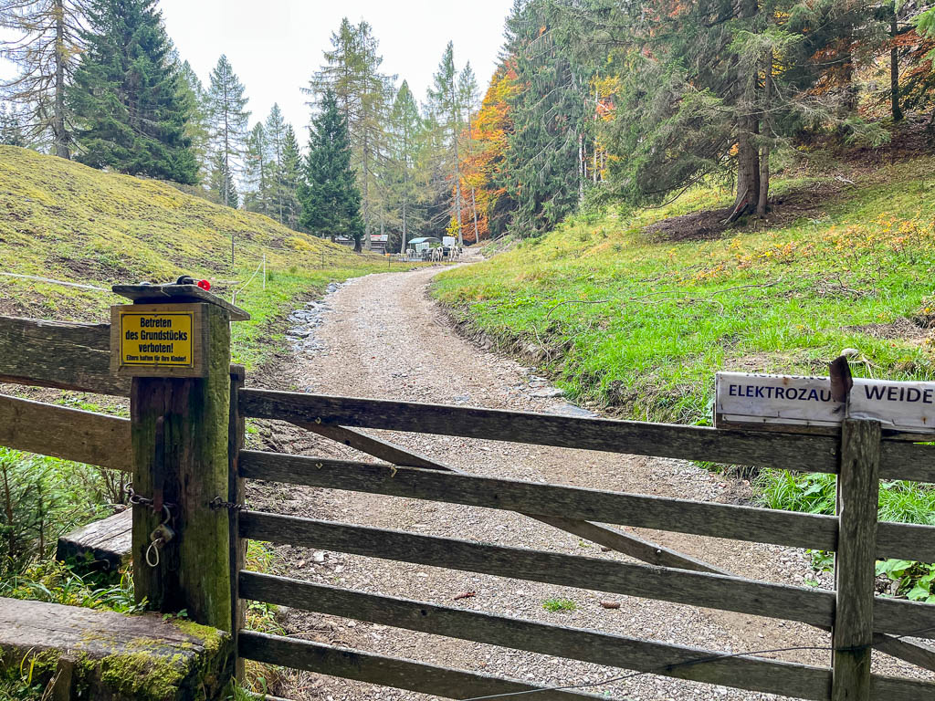 Ein geschlossener Weidezaun versperrt den Weg