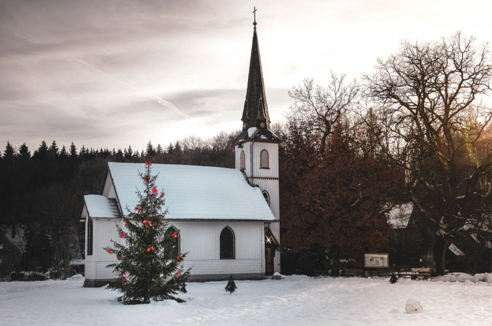 Die Holzkirche in Elend mit Weihnachtsbaum im Schnee