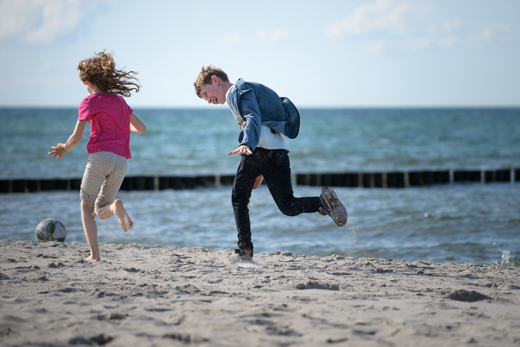 Kinder am Strand an der Ostsee beim Fußballspielen