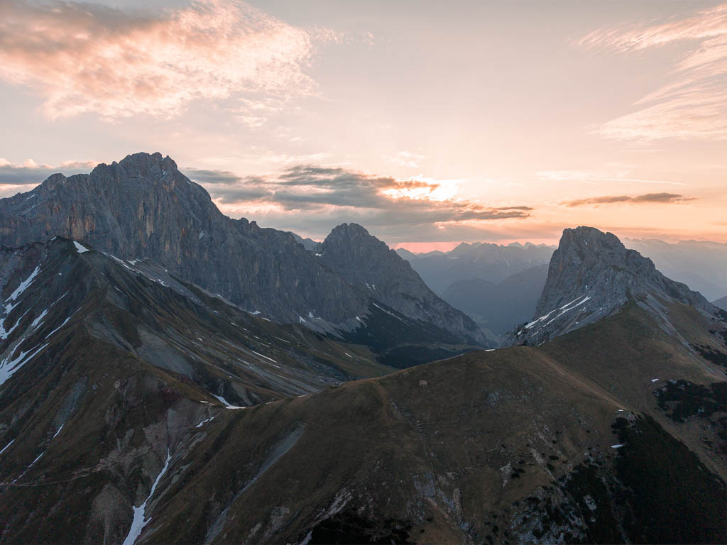 Gehrenspitze und Erinnerungshütte zum Sonnenaufgang mit der Drohne