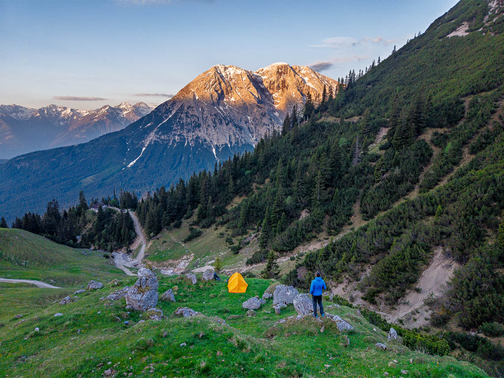 Sonnenaufgang mit Zelt mit Blick auf die Hohe Munde