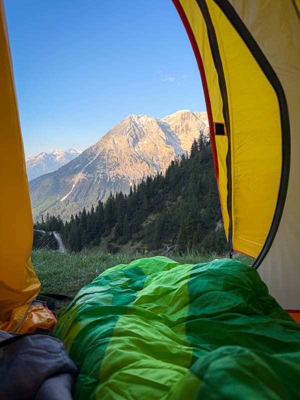Sonnenaufgang aus dem Zelt mit Blick auf die Hohe Munde