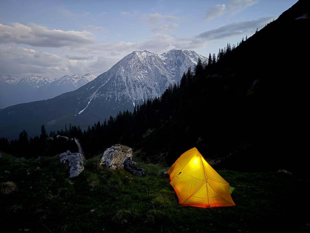 Beleuchtetes Zelt über der Wangalm