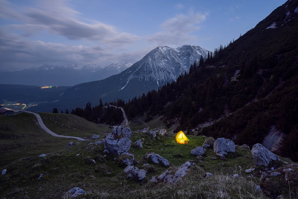 Beleuchtetes Zelt über der Wangalm