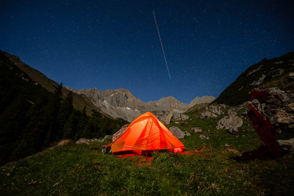 Sterne über dem Zelt mit Satellit