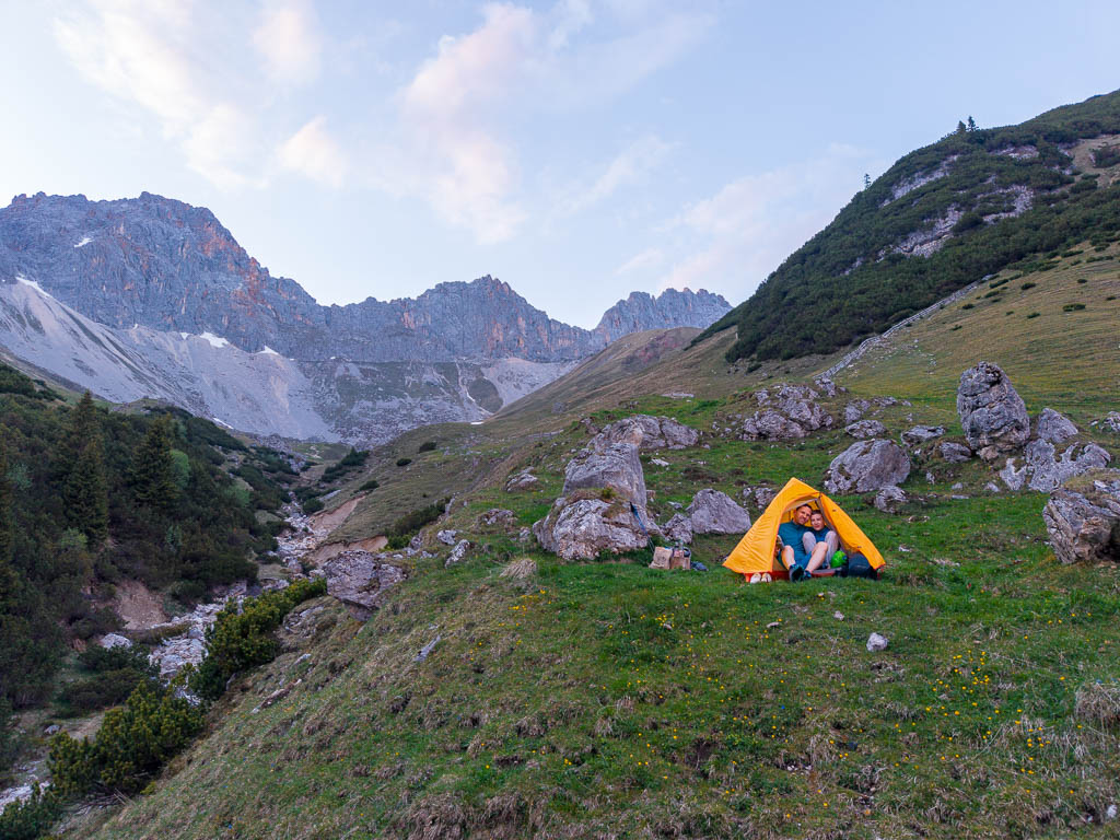 Vater und Sohn im Zelt über der Wangalm