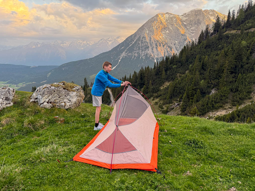 Aufbau des Zeltes oberhalb der Wangalm