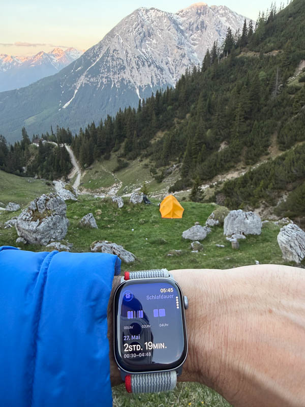 Blick auf die Apple Watch die eine Schlafzeit von nur 2 Stunden anzeigt