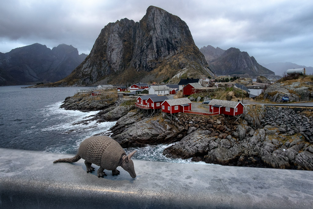 Foto von der Brücke in Hamnoy auf die roten Häuser am Wasser