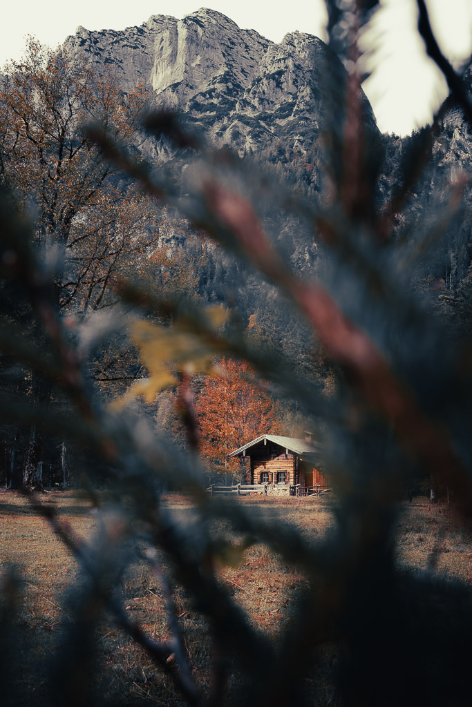 Eine Holzhütte in den Alpen