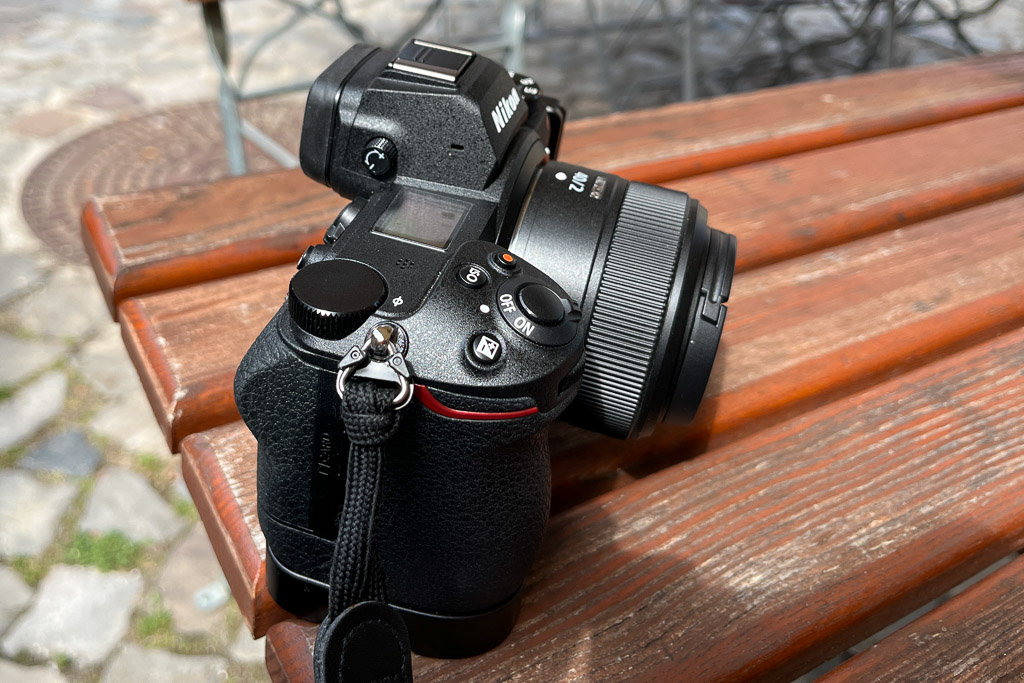 Nikkor Z 40 mm f/2 mit Objektivdeckel an der Nikon z7ii