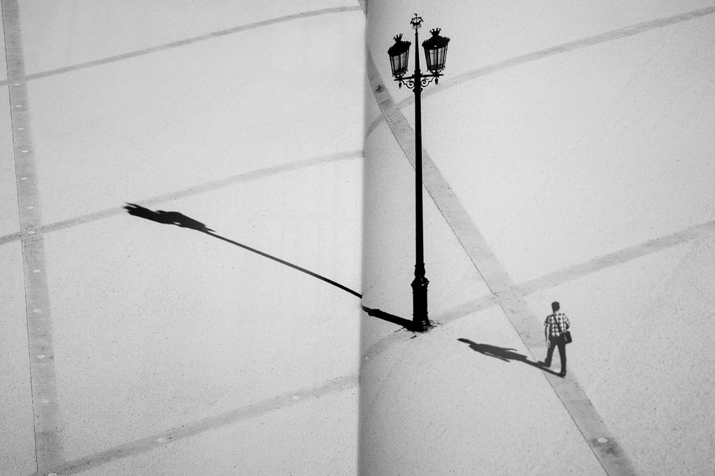 Mann an Laterne in Lissabon 