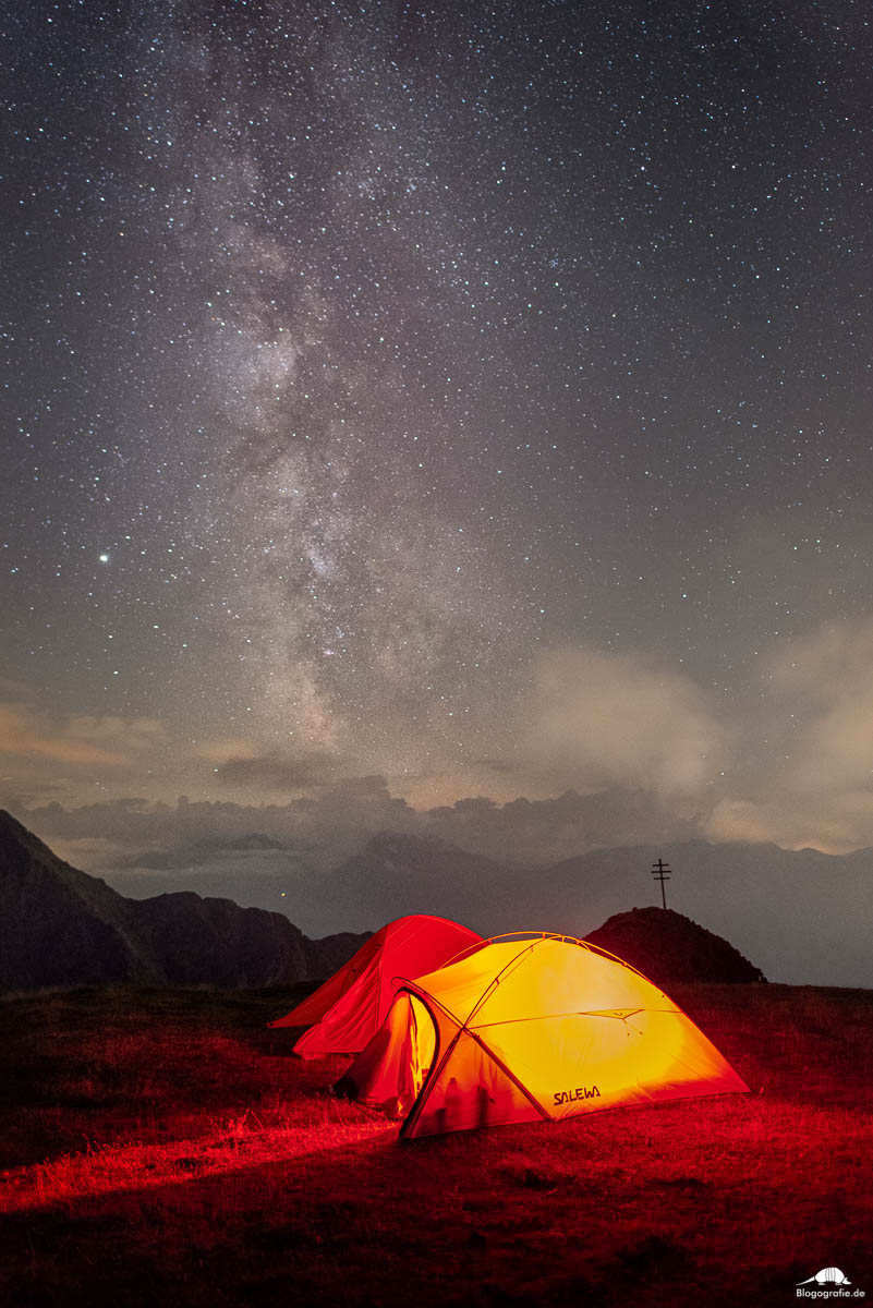 Zelt mit Milchstraße in den Alpen