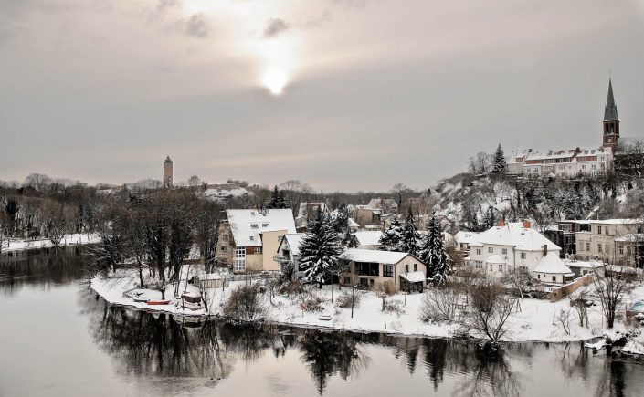 Blick von der Burg Giebichenstein auf Halle Kröllwitz im Schnee