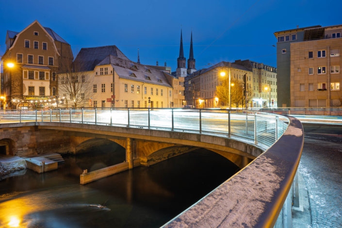 Klausbrücke Halle (Saale) zur Blauen Stunde mit Schnee