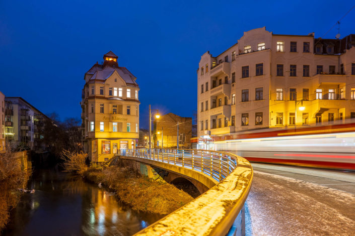 Klausbrücke Halle (Saale) mit Blick zum Klaustor zur Blauen Stunde mit Schnee