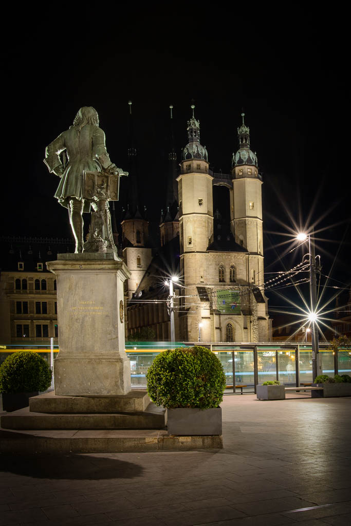 Marktplatz in Halle mit Händel-Statue bei Nacht