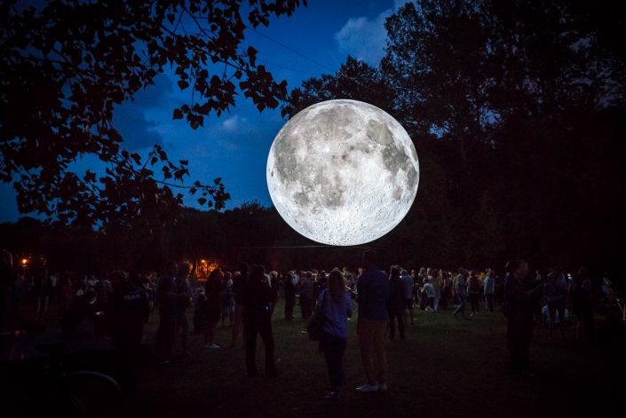 Ein sieben Meter großer Mond auf der Ziegelwiese in Halle (Saale) – eine Installation des Briten Luke Jerramim Rahmen des Science & Media-Festivals „Silbersalz“ 2019
