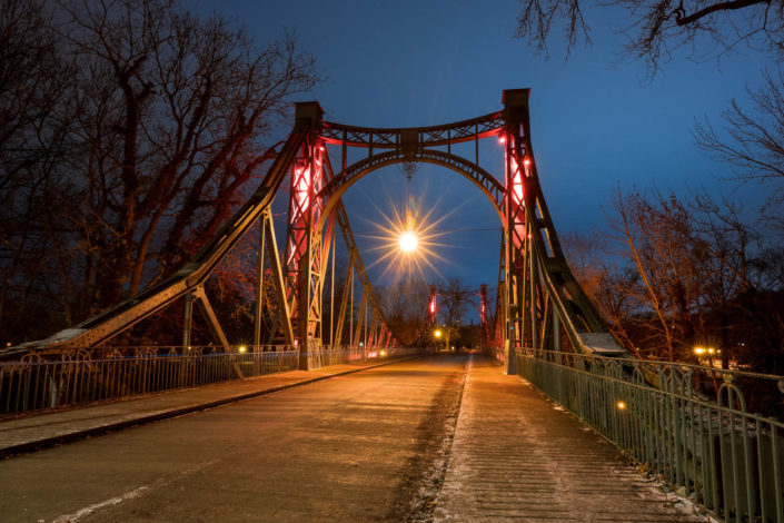 Peißnitzbrücke Halle (Saale) zur Blauen Stunde am Abend