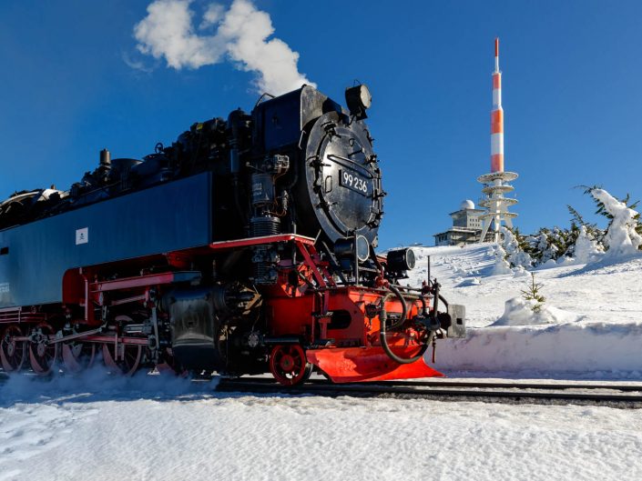 Die Brockenbahn am Brockenplateau bei Schnee im Winter