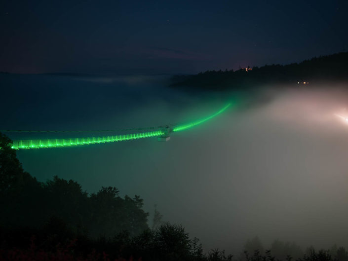 Hängebrücke an der Rappbodetalsperre im Nebel