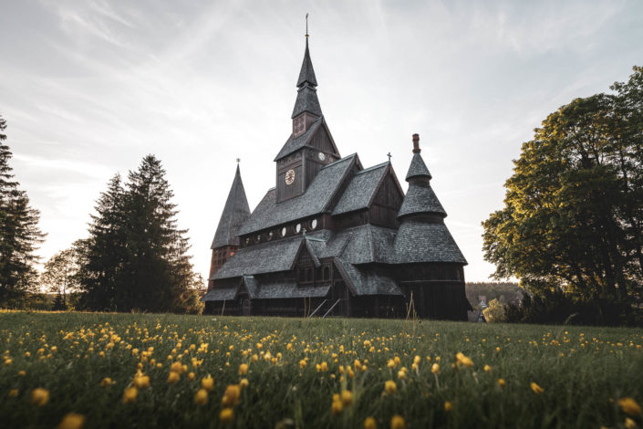 Die Stabkirche in Hahnenklee mit Sommerwiese