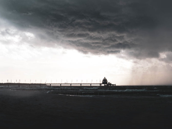 Dicke Regenwolken über der Seebrücke von Zingst