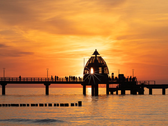 Sonnenuntergang in Zingst über der Tauchgondel auf der Seebrücke