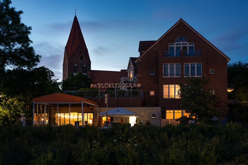 Die Pfarrkirche St. Johannes im Ostseebad Rerik vor dem Restaurant Blüsefeuer