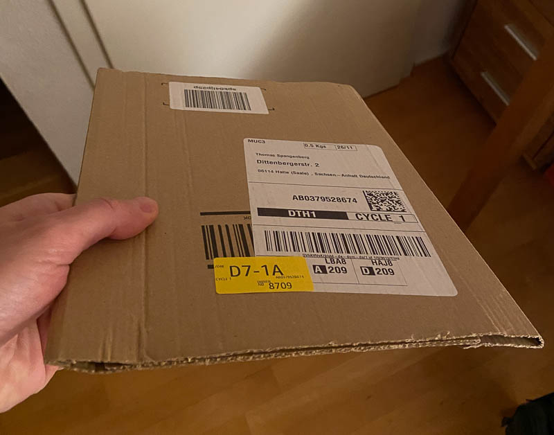 Leeres Amazon-Paket außen