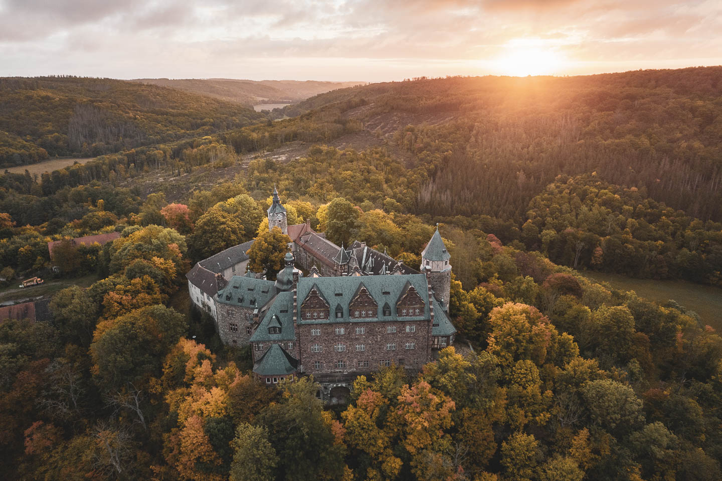 Luftaufnahme von Schloss Rammelburg zum Sonnenaufgang im Herbst