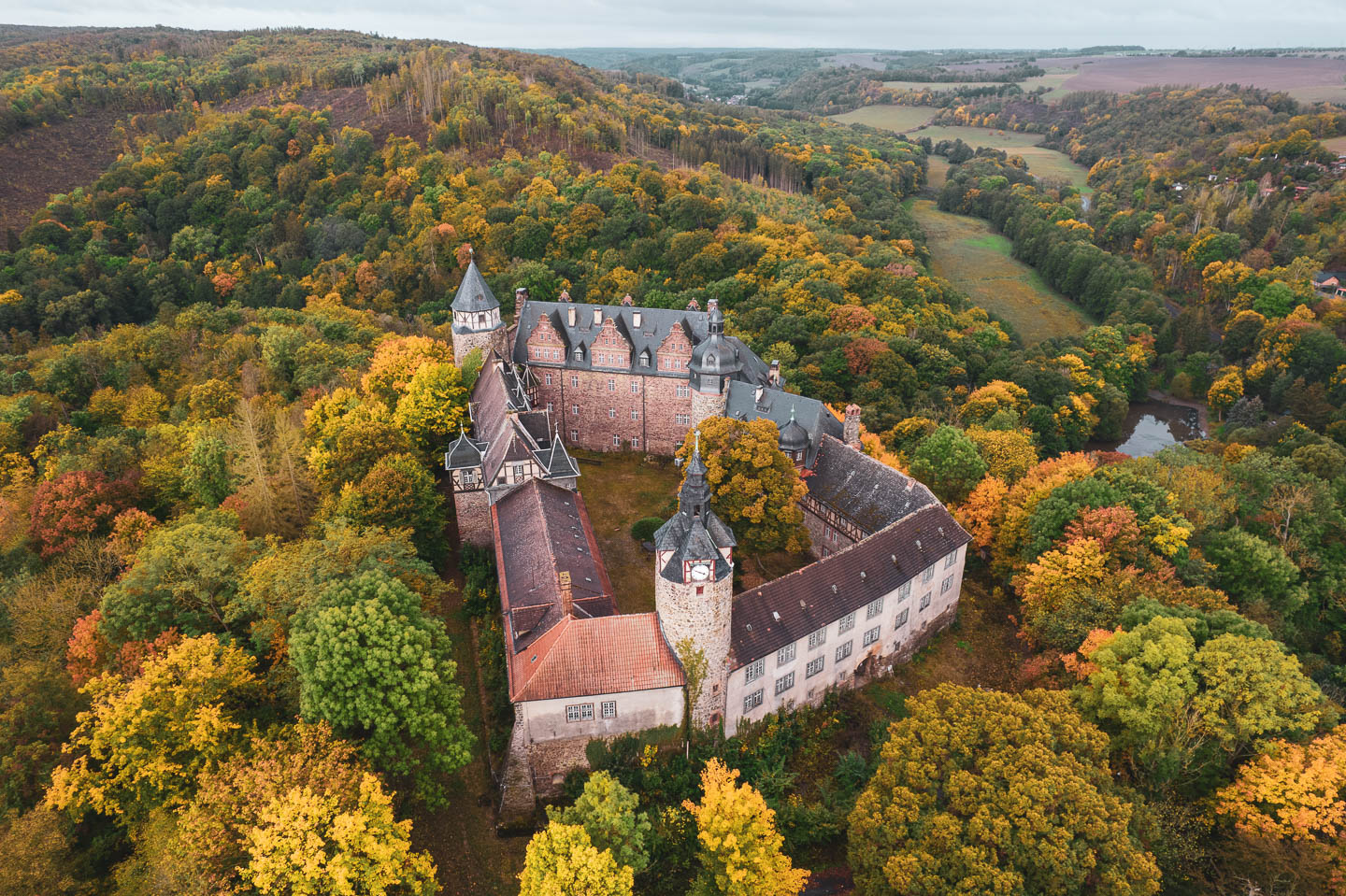 Luftaufnahme von Schloss Rammelburg in südlicher Richtung