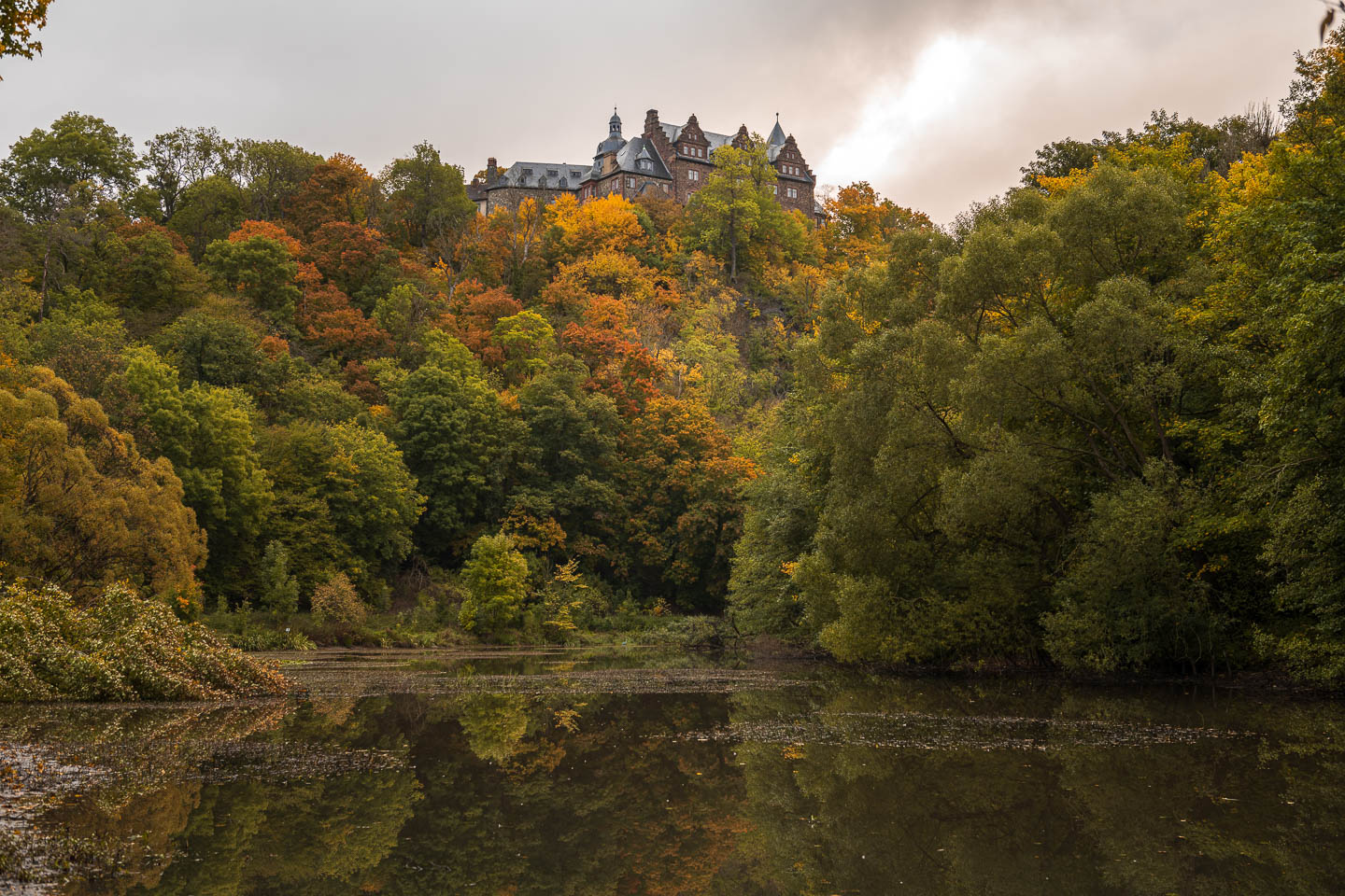 Schlossteich mit Blick zum Schloss Rammelburg im Herbst