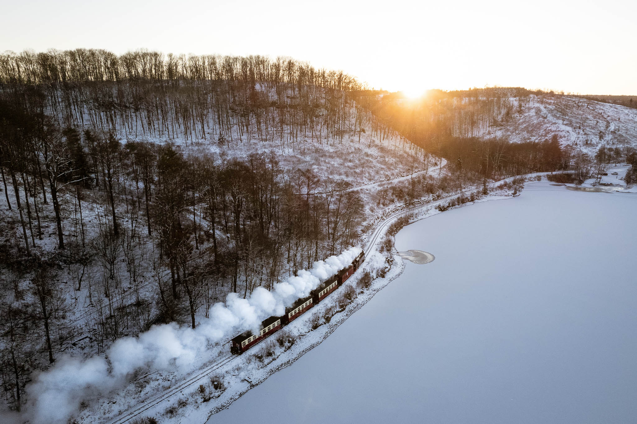 Die Selketalbahn zum Sonnenuntergang im Schnee als Luftaufnahme