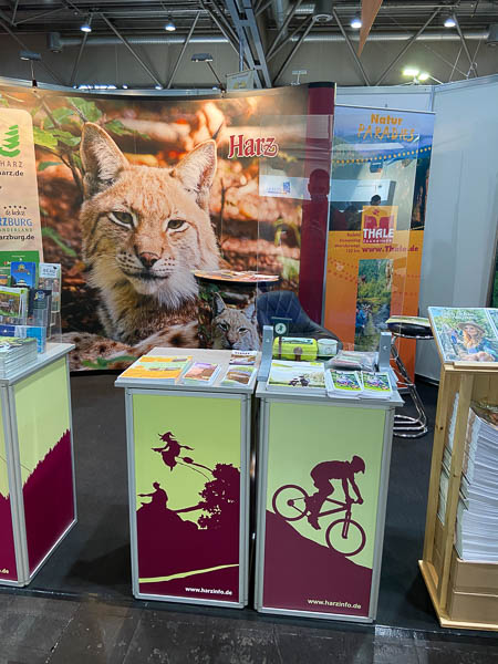 Der Messestand vom Harz auf der Eingang zur Touristik & Caravaning Messe in Leipzig