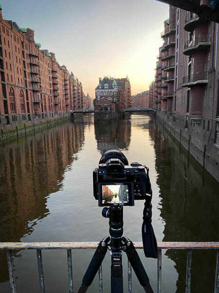 Kamera und Stativ beim Fotografieren vom Wasserschloss Hamburg