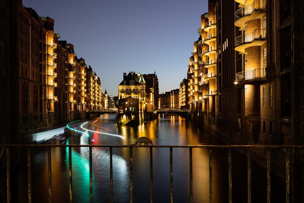 Wasserschloss in der Speicherstadt Hamburg mit Booten bei Nacht